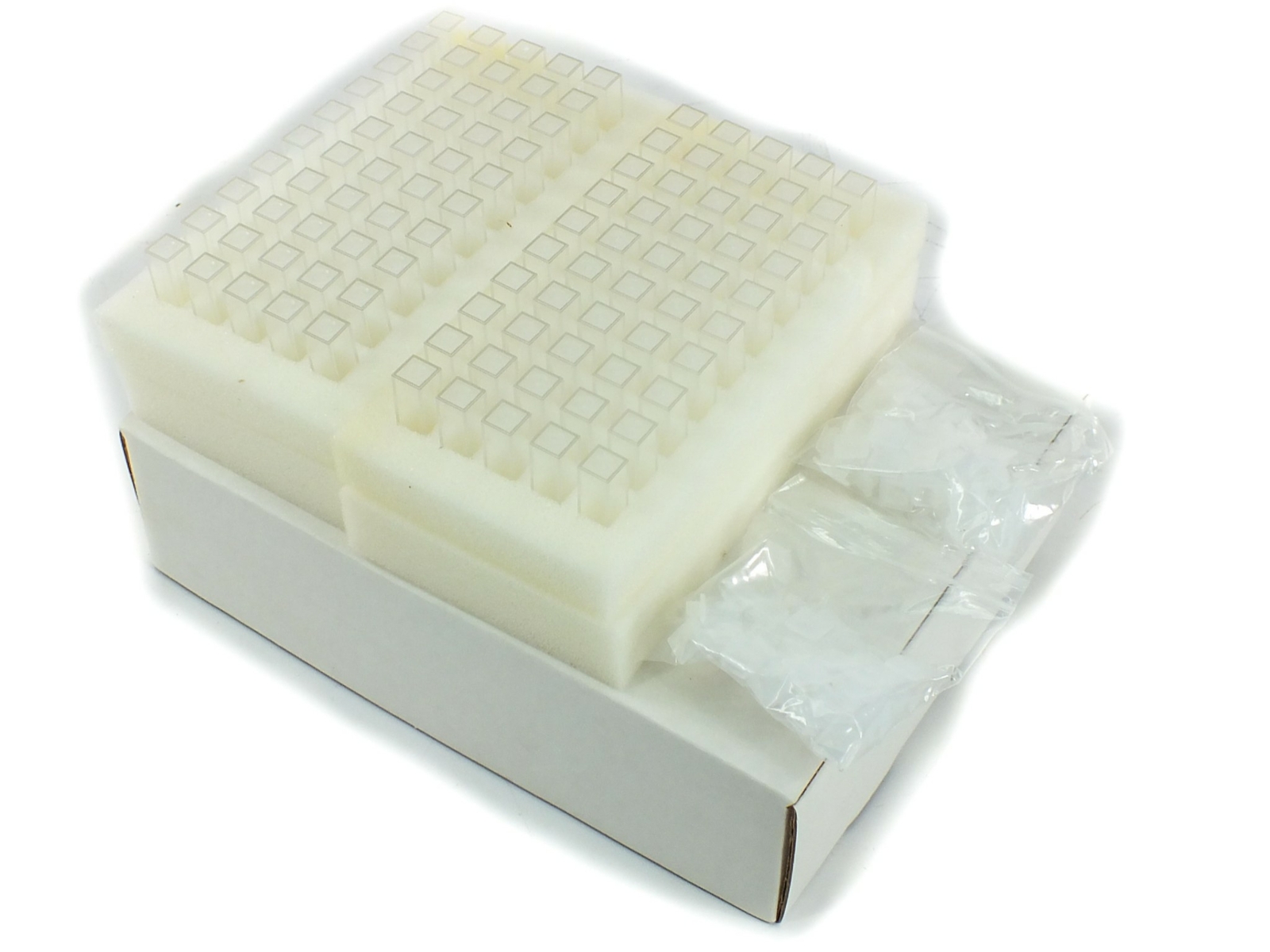 Brandtech 2.5-4.5 mL Macro Cuvette Polystyrene with stoppers Caps – Lot of 100