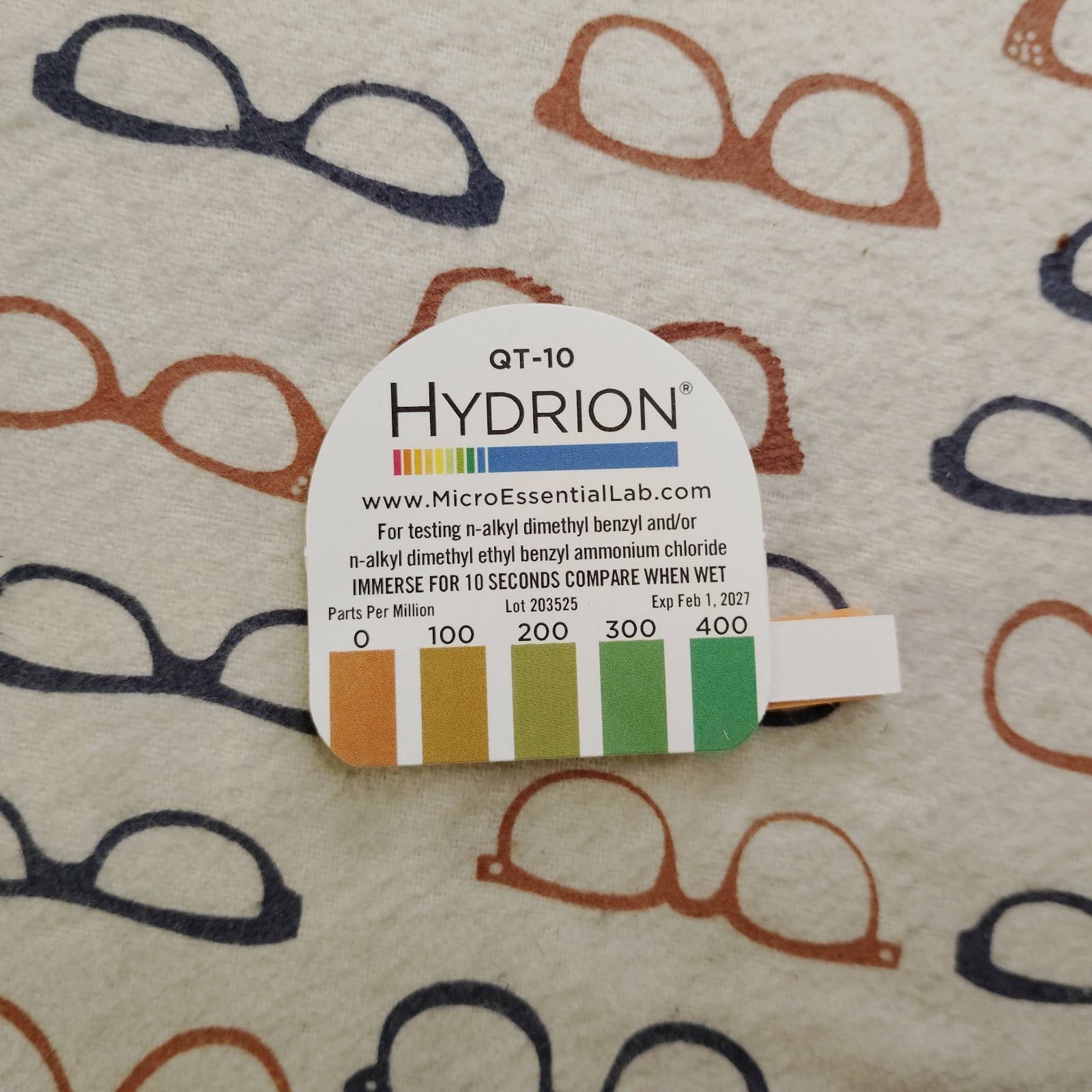 Micro Essentials Hydrion QT-10 Quaternary Test Paper Kit 0-400 PPM – 15 Strips